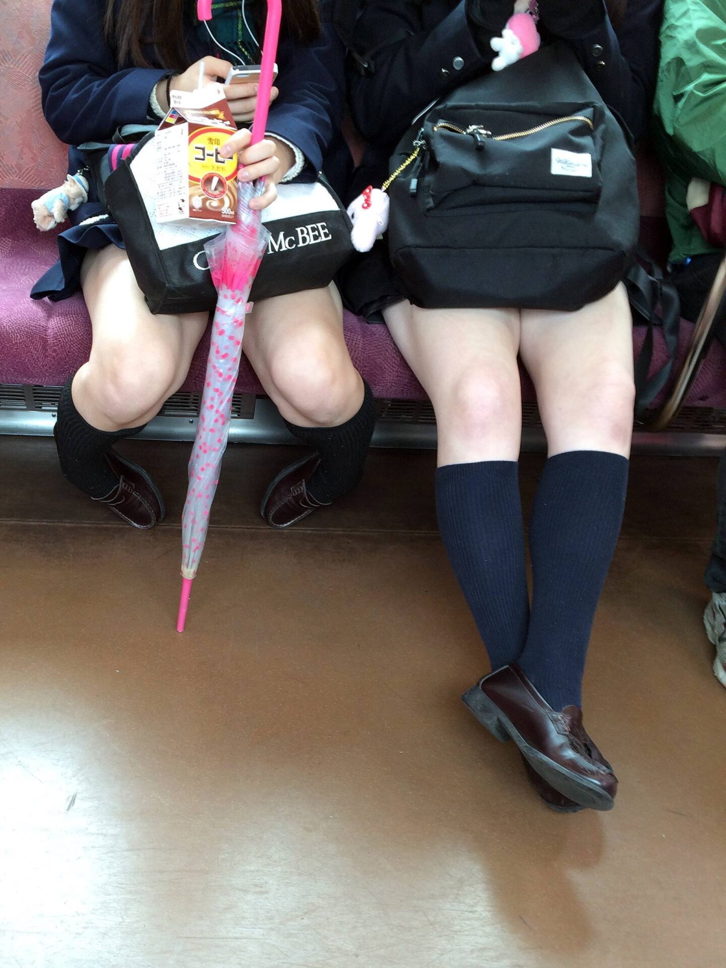 jk, ハイソックス, プリーツスカート, ミニスカ, ローファー, 冬服, 太もも, 対面, 座り, 生足, 着衣, 紺, 複数, 電車