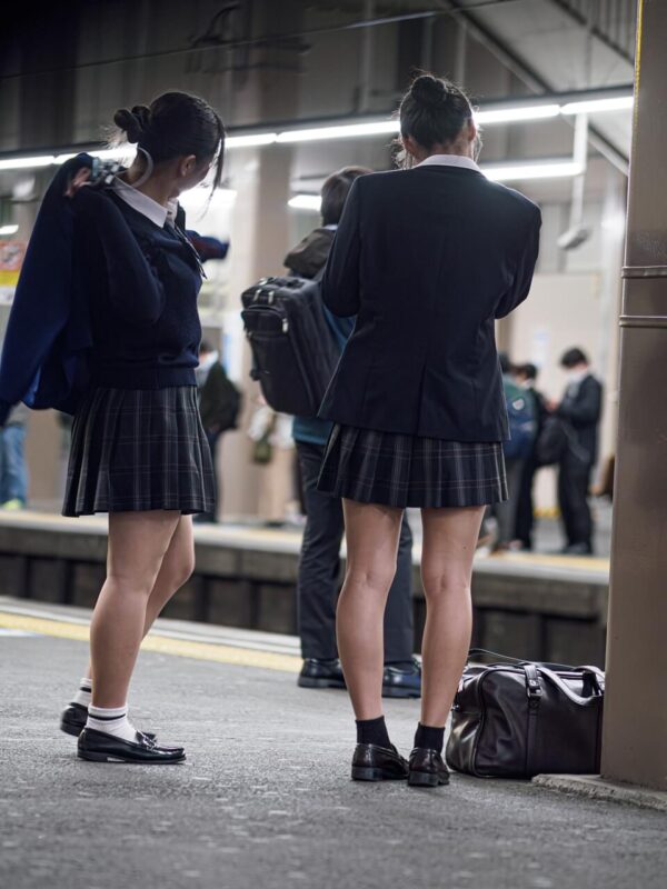【画像】駅のホームでこんな制服ＪＫ見かけたらおまえらどうするの？
