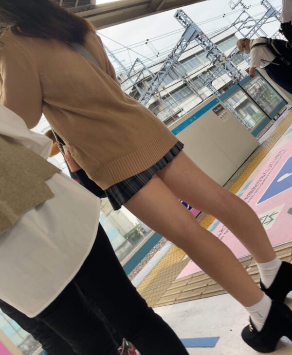 【画像】駅のホームでこんな制服ＪＫ見かけたらおまえらどうするの？