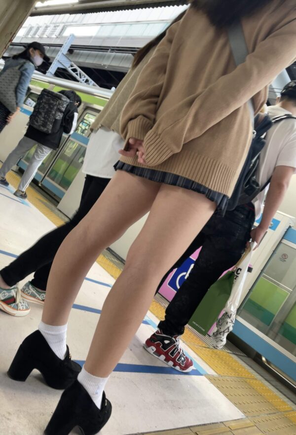 【画像】駅のホームでこんな制服ＪＫ見かけたらおまえらどうするの？