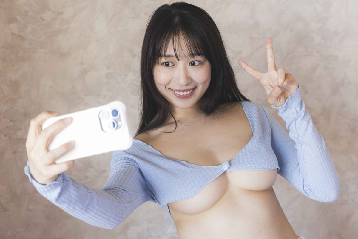 ミスFLASHファイナリストの八束くるみ(24)が下乳DVD発売