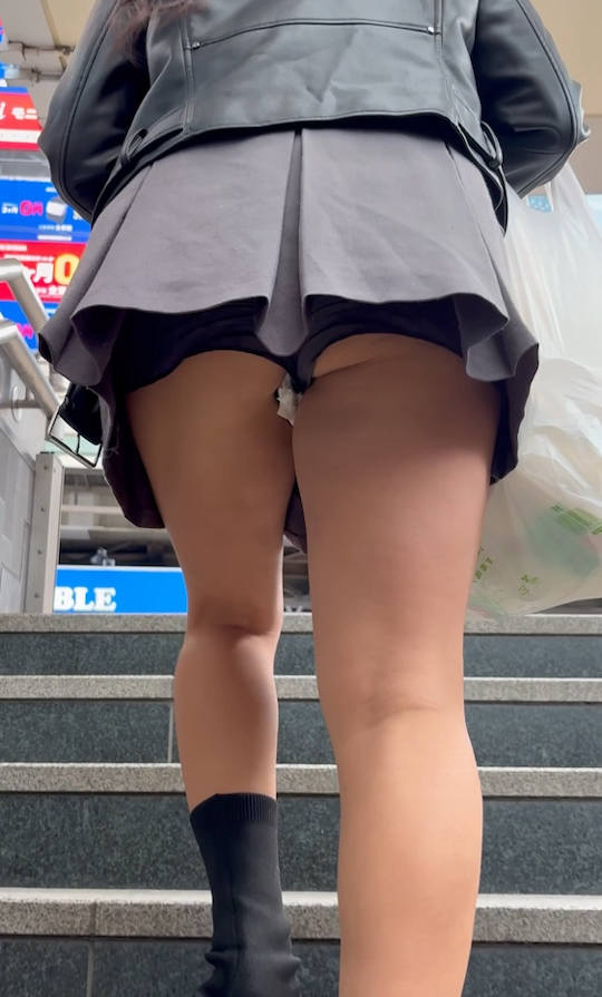 階段で太ももから目が離せなくなるエロ画像