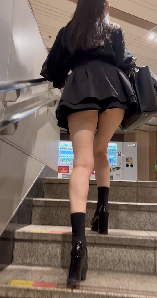 階段で太ももから目が離せなくなるエロ画像