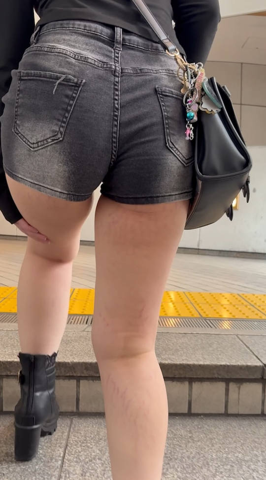階段で太ももから目が離せなくなるエロ画像