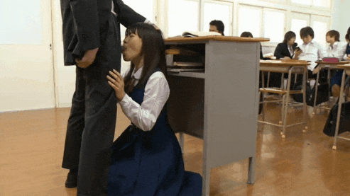 【男の夢】制服少女に仁王立ちフェラをさせるエロgif画像