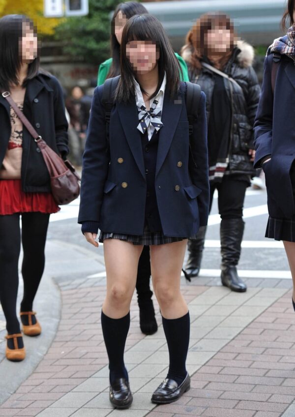 【画像】制服ＪＫを街で見かけるとスマホ握る手に汗がドバっとなるよなｗｗ