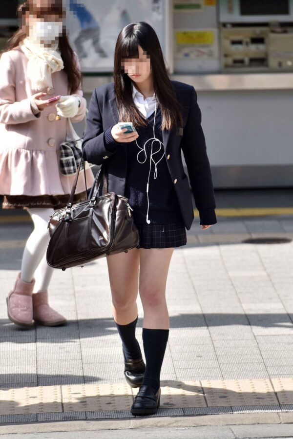 【画像】制服ＪＫを街で見かけるとスマホ握る手に汗がドバっとなるよなｗｗ