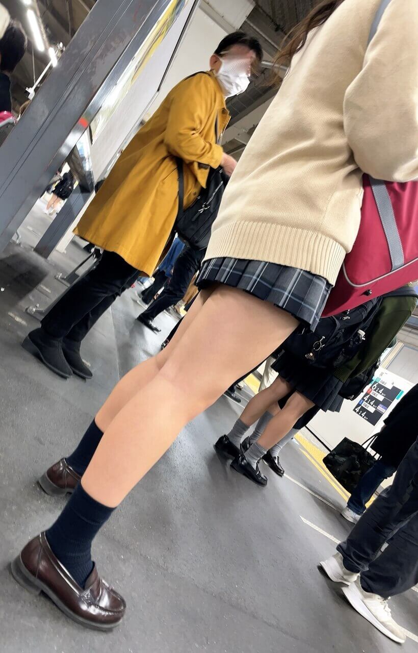 【画像】制服ＪＫを街で見かけるとスマホ握る手に汗がドバっとなるよなｗｗ