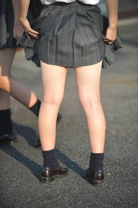 【画像】こんな制服ＪＫふとももの魅力を言語化できますか？