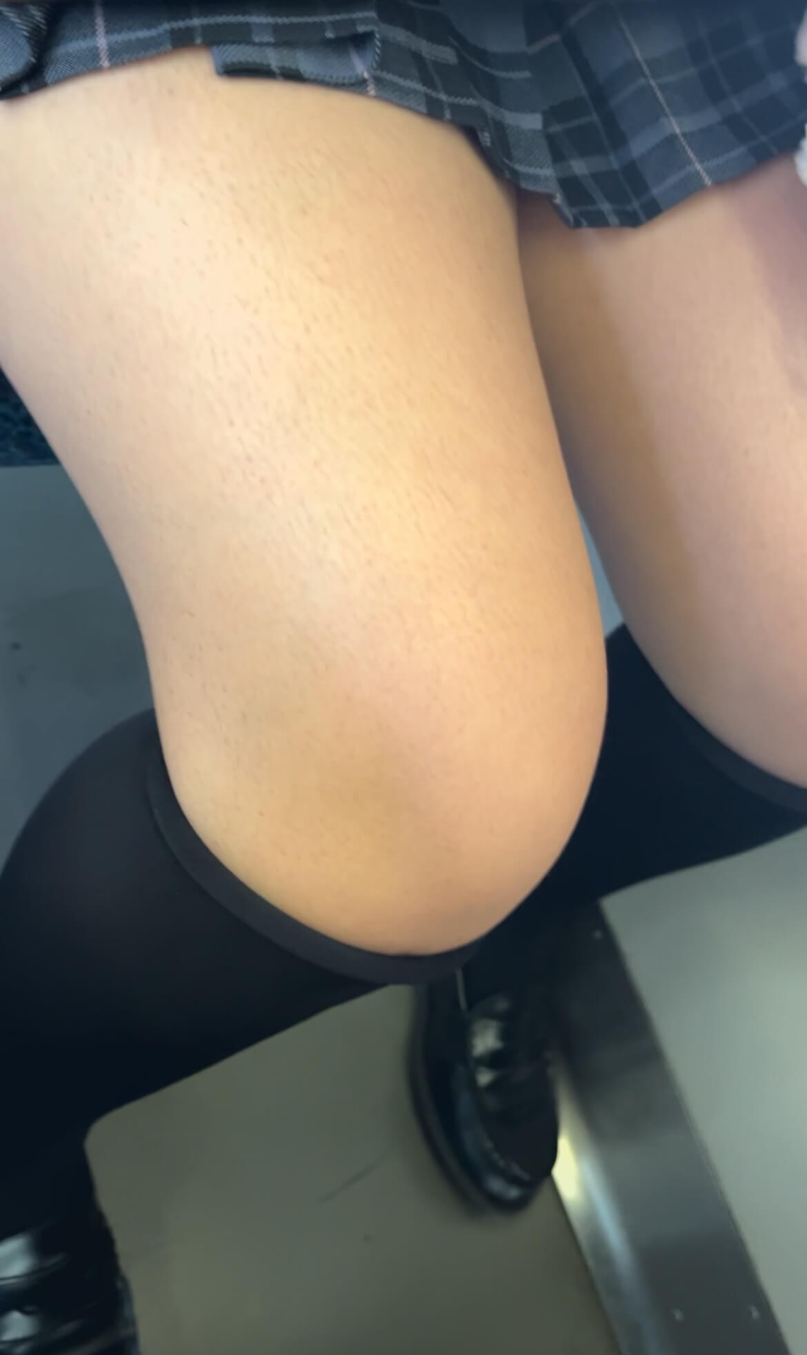 【画像】電車で女子高生のこんなふとももが視界に入って理性保てる？ｗｗ