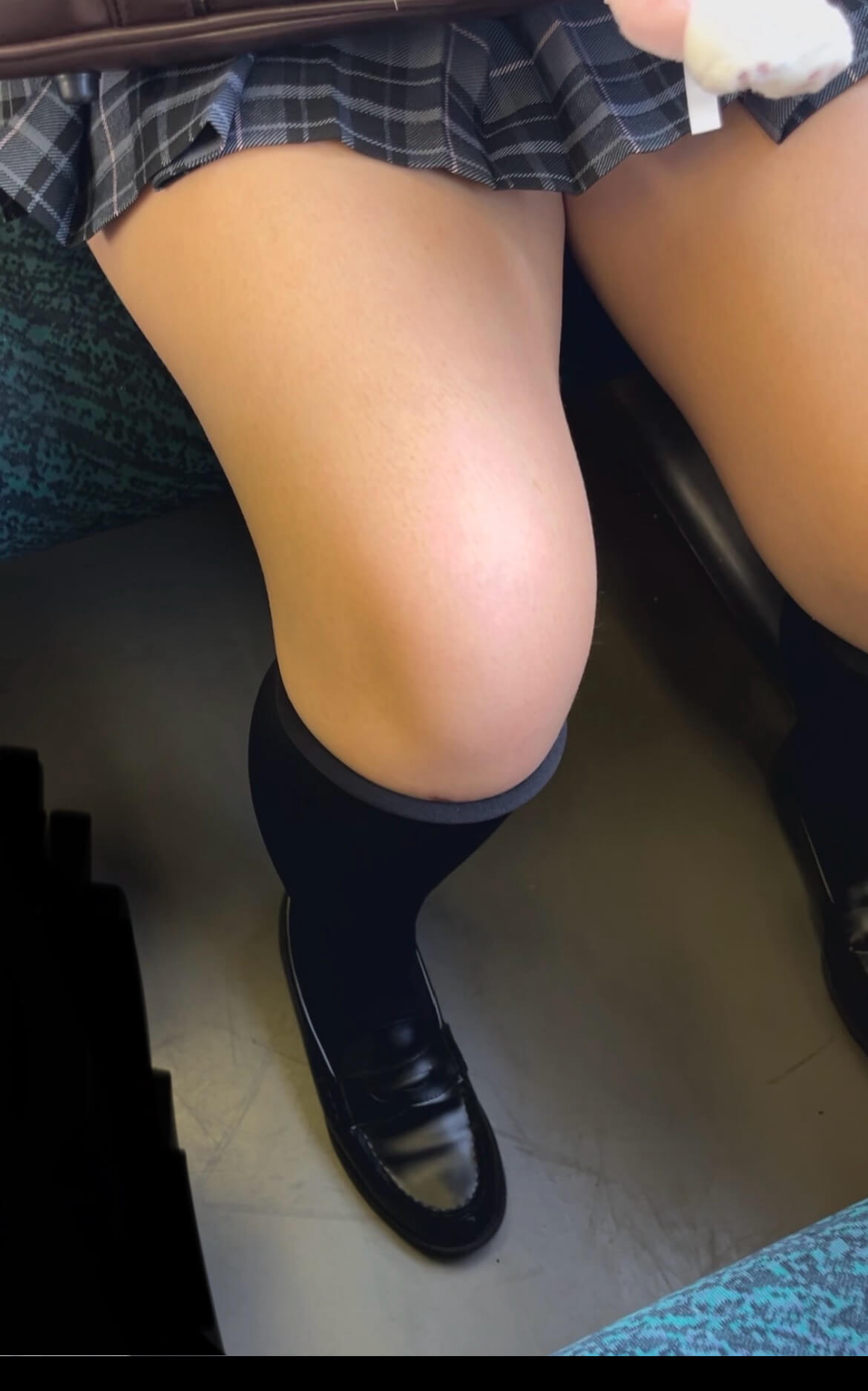 【画像】電車で女子高生のこんなふとももが視界に入って理性保てる？ｗｗ